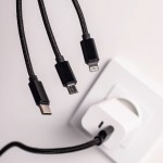 Кабел за зареждане и данни Maxlife 3in1 cable USB - Lightning + USB-C + microUSB 1,0 m 2,1A Черен с оплетка Кабел за зареждане и данни Maxlife 3in1 cable USB - Lightning + USB-C + microUSB 1,0 m 2,1A Черен с оплетка